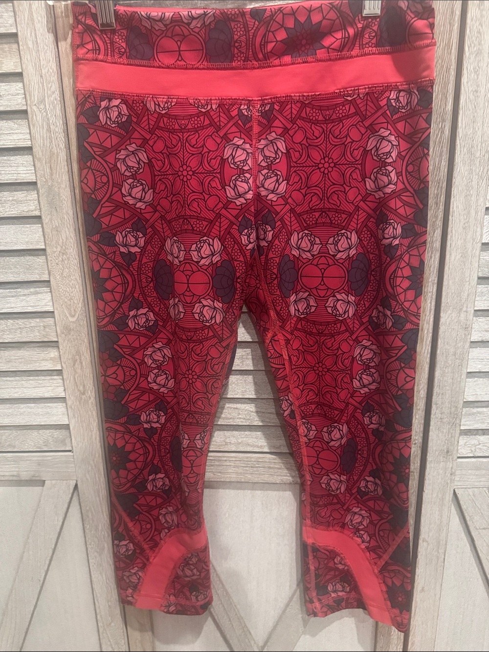 lululemon women’s capri foral Patterned Leggings size 6